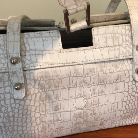 NWOT Kenneth Cole white handbag w magnetic closure! Genuine leather! - Picture 3 of 7